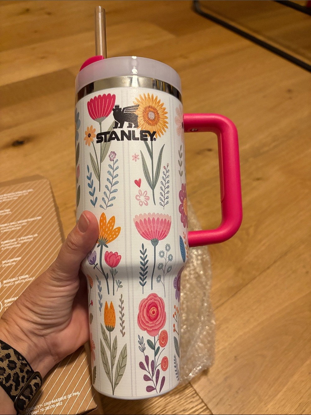 NIB Stanley Floral Pink and White The Quencher H2O Flowstate Tumbler 40 OZ. - Picture 1 of 6